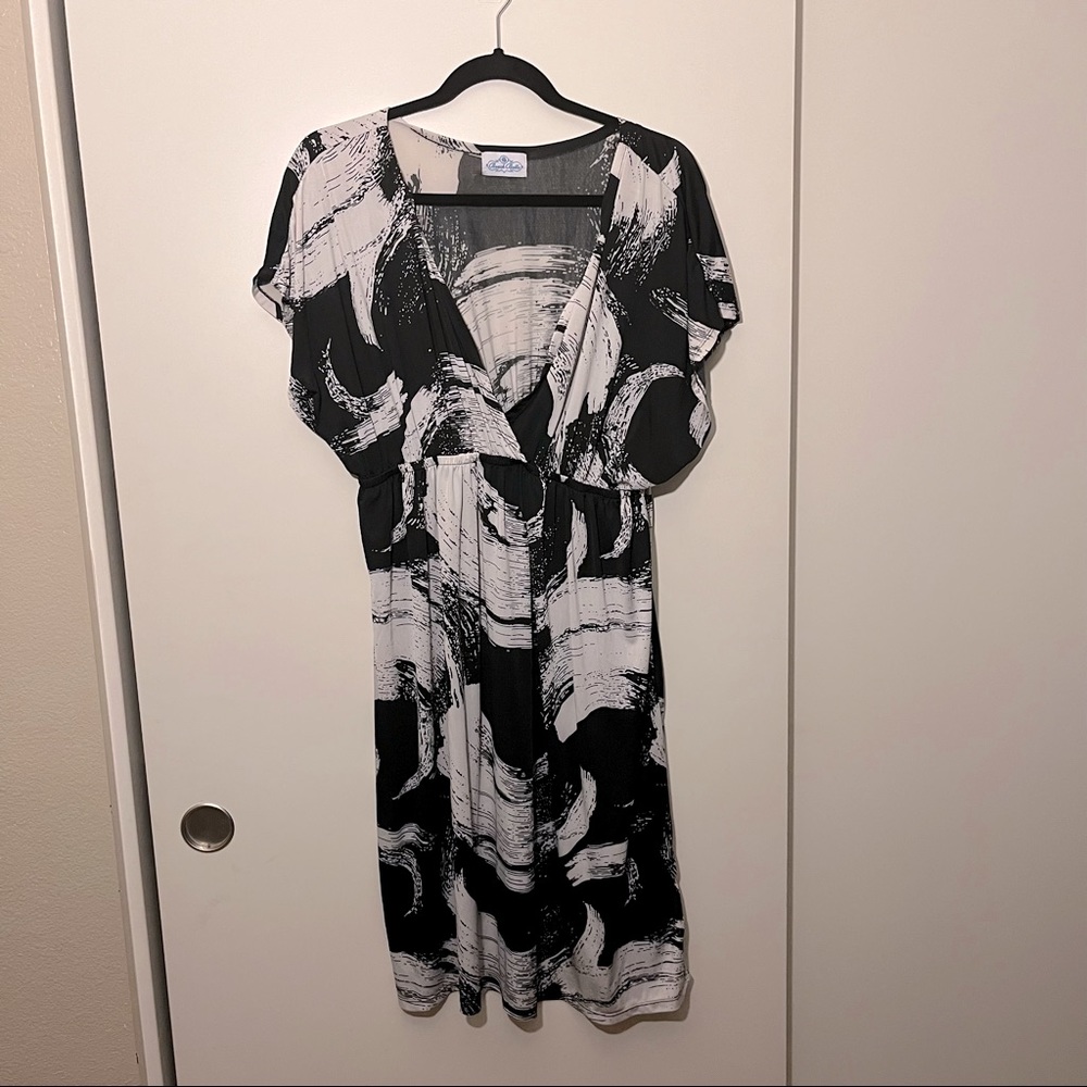 Black & White V Neck Kimono Style Short Sleeve Lightweight Dress, Size 1X